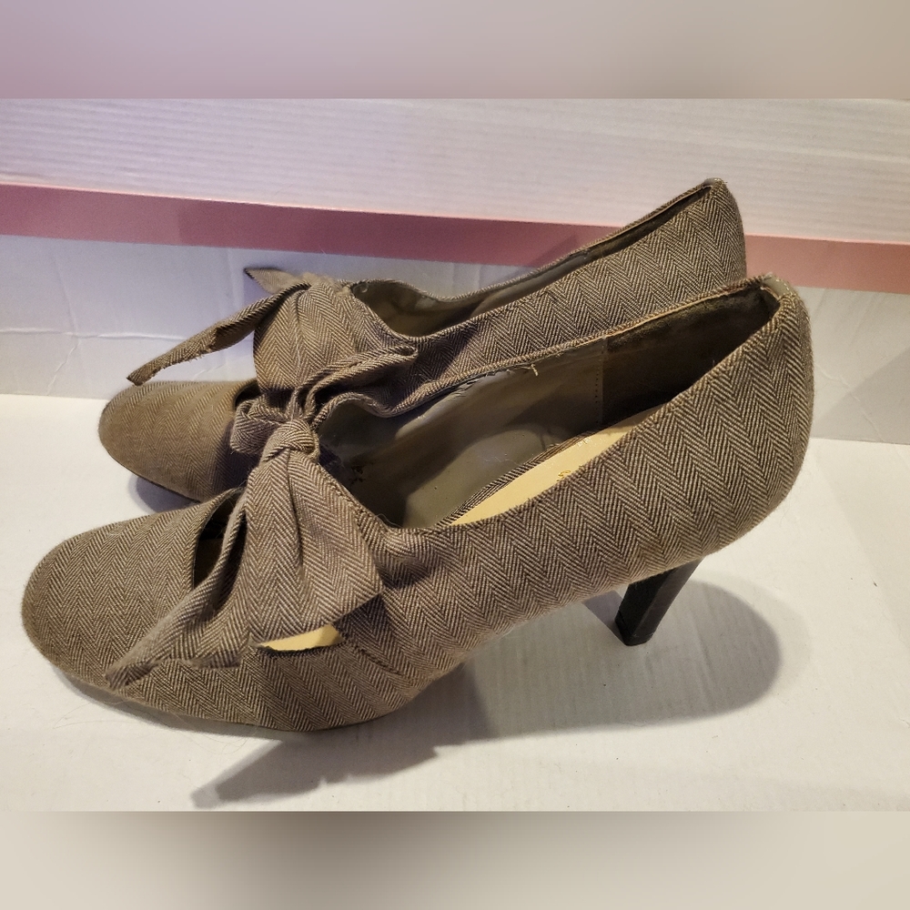 AM by Ann Marino Bow Heels